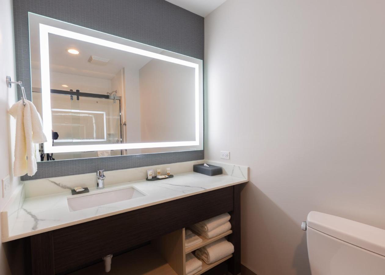 La Quinta Inn & Suites By Wyndham Shorewood Esterno foto