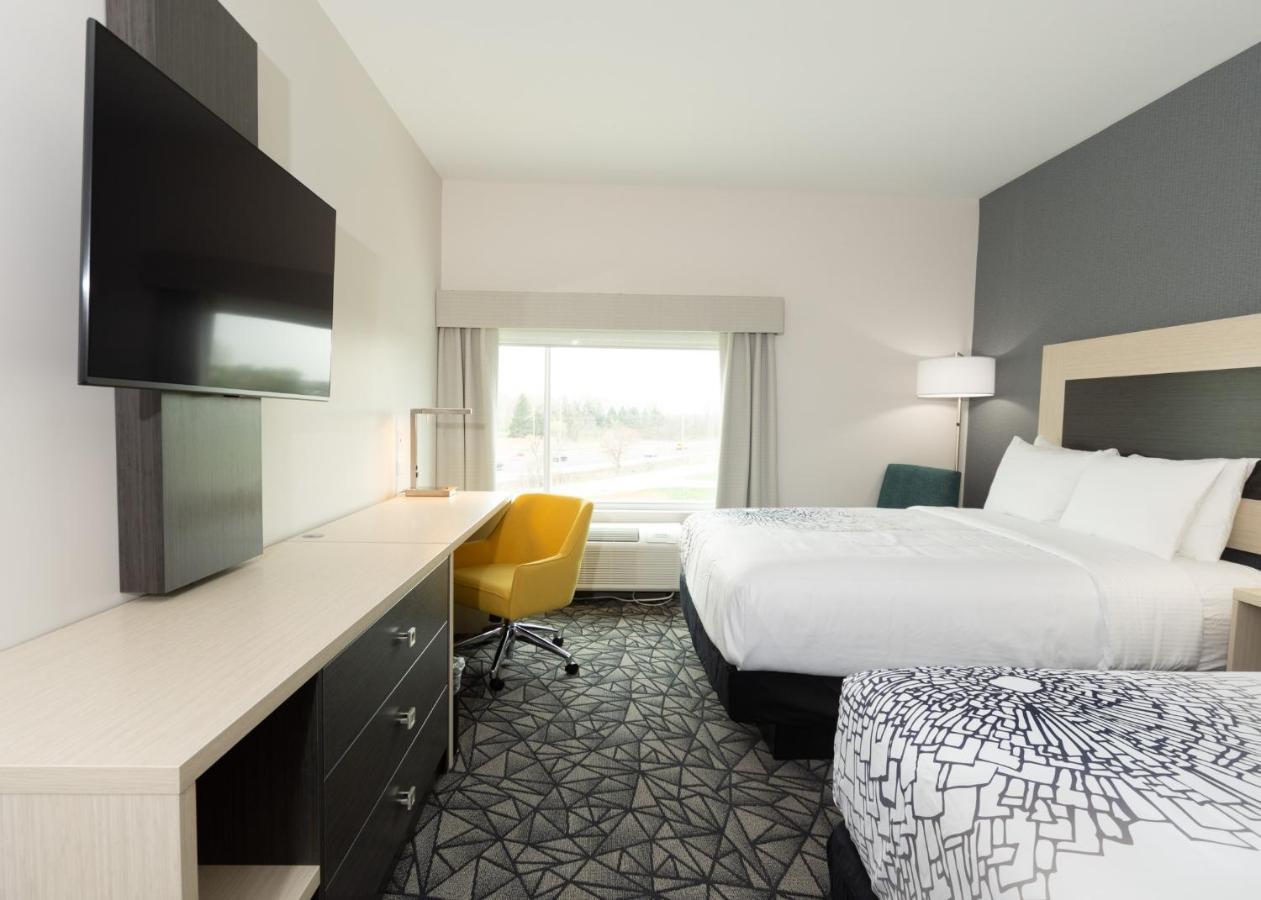 La Quinta Inn & Suites By Wyndham Shorewood Esterno foto