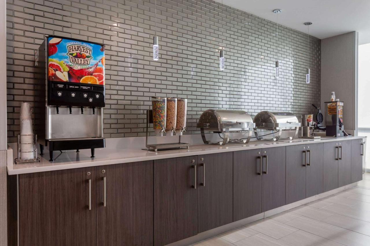 La Quinta Inn & Suites By Wyndham Shorewood Esterno foto