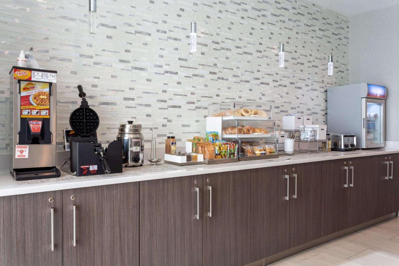 La Quinta Inn & Suites By Wyndham Shorewood Esterno foto