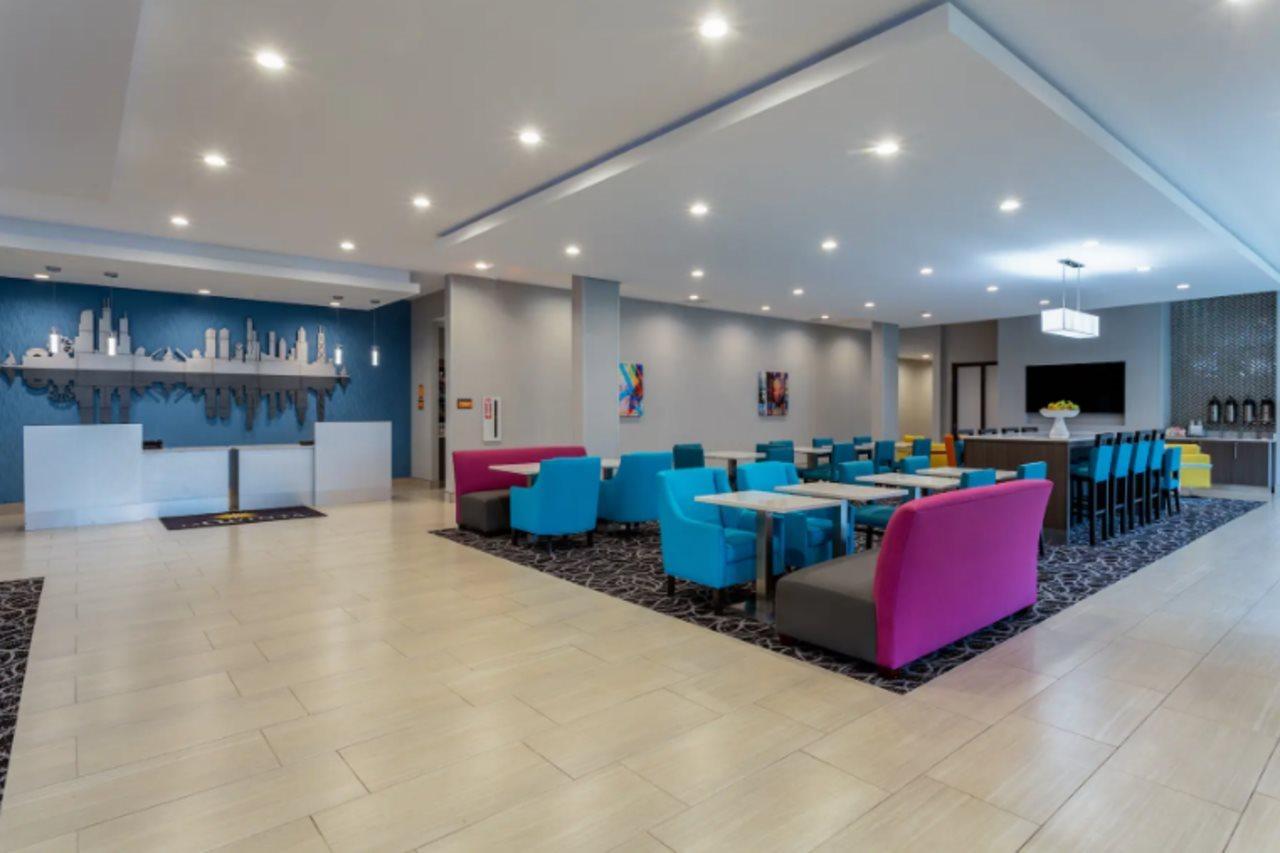 La Quinta Inn & Suites By Wyndham Shorewood Esterno foto