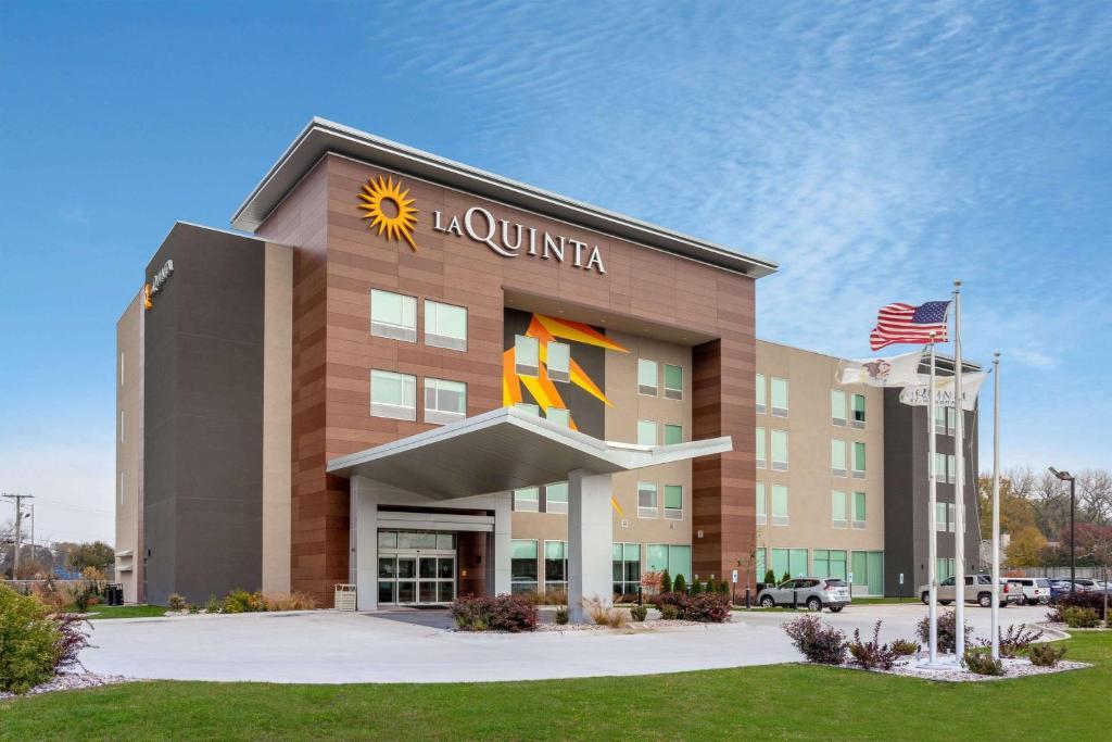 La Quinta Inn & Suites By Wyndham Shorewood Esterno foto