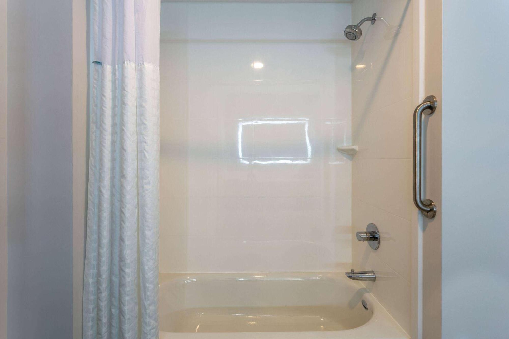 La Quinta Inn & Suites By Wyndham Shorewood Esterno foto