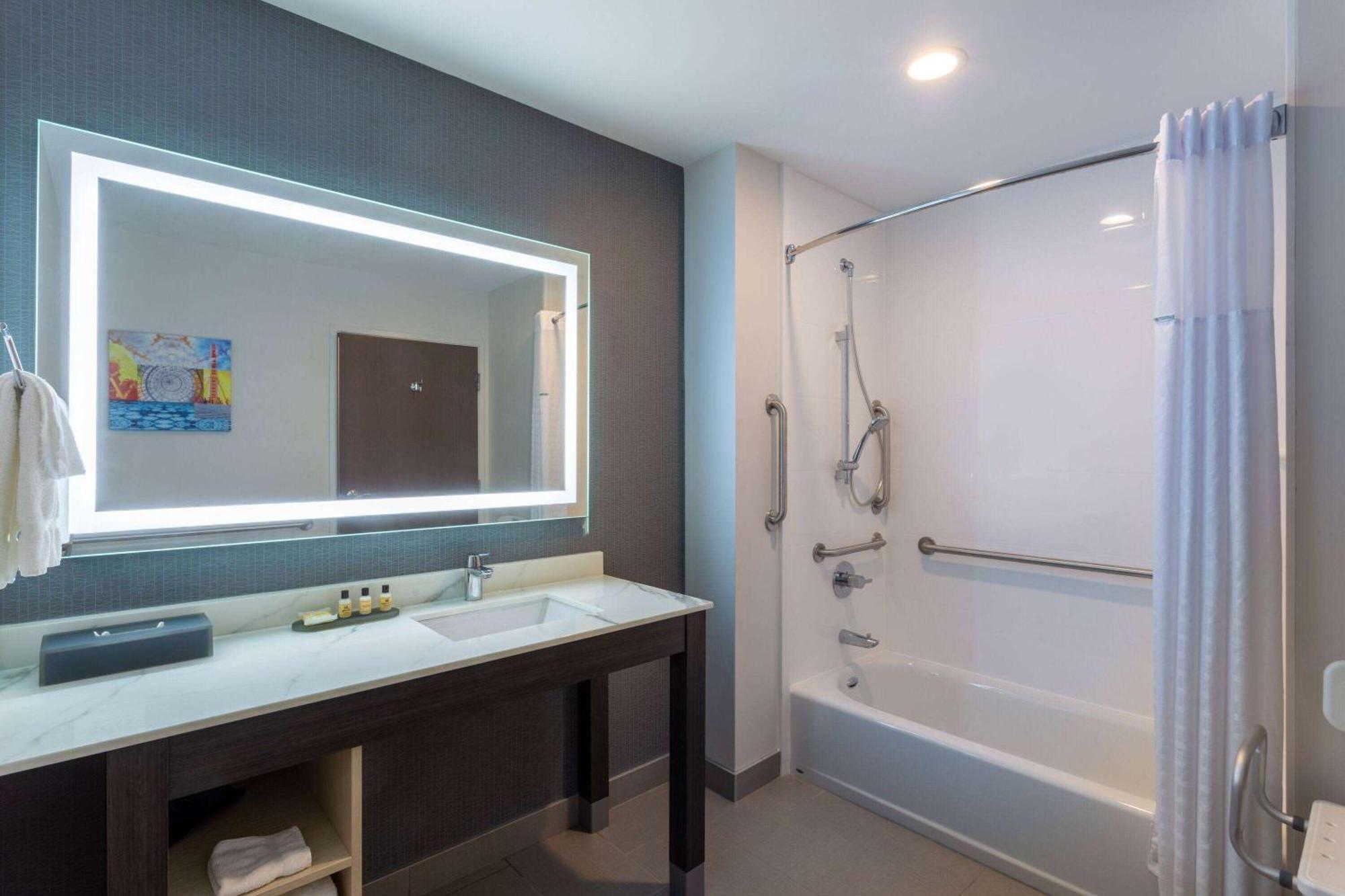 La Quinta Inn & Suites By Wyndham Shorewood Esterno foto