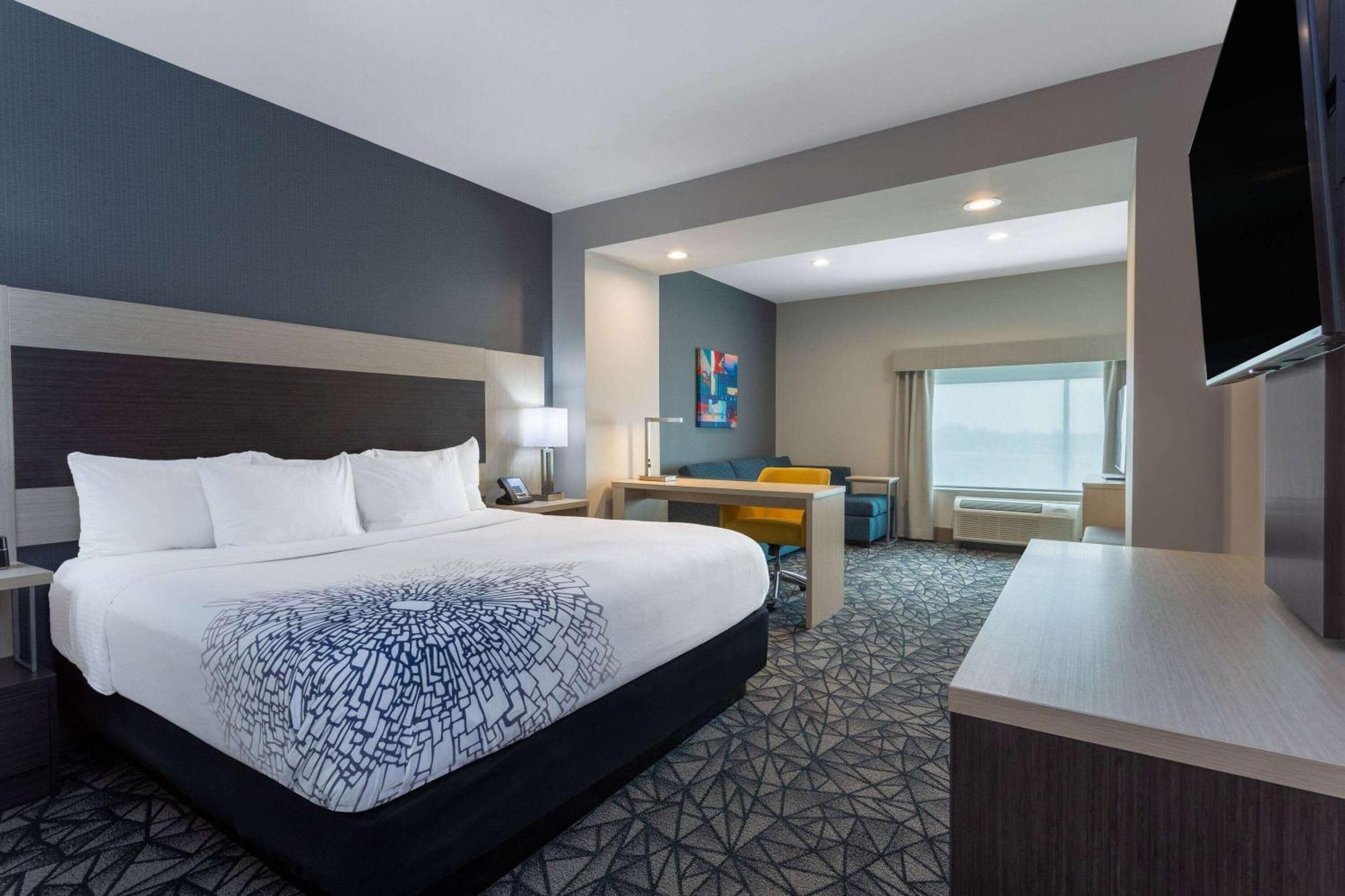 La Quinta Inn & Suites By Wyndham Shorewood Esterno foto
