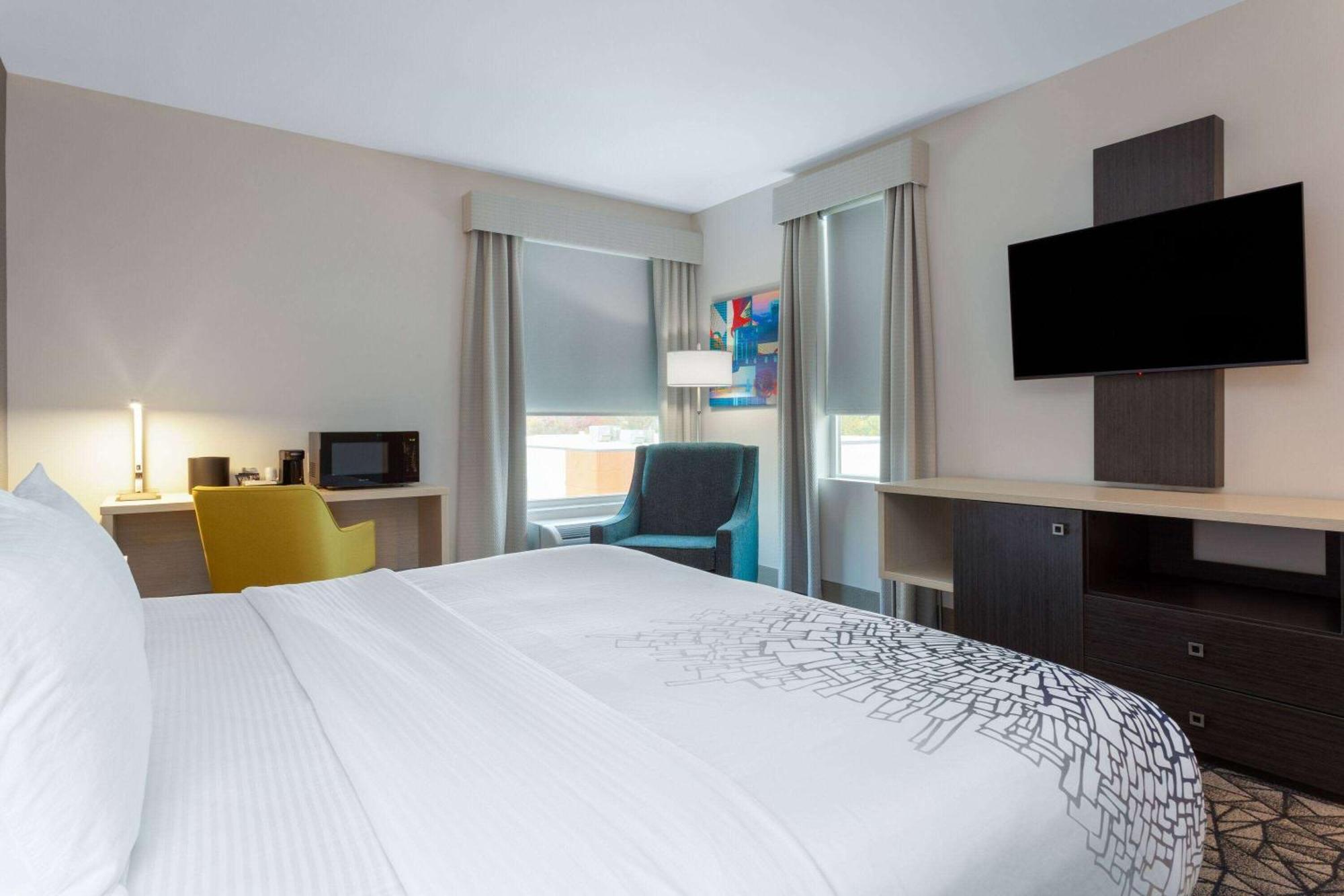 La Quinta Inn & Suites By Wyndham Shorewood Esterno foto