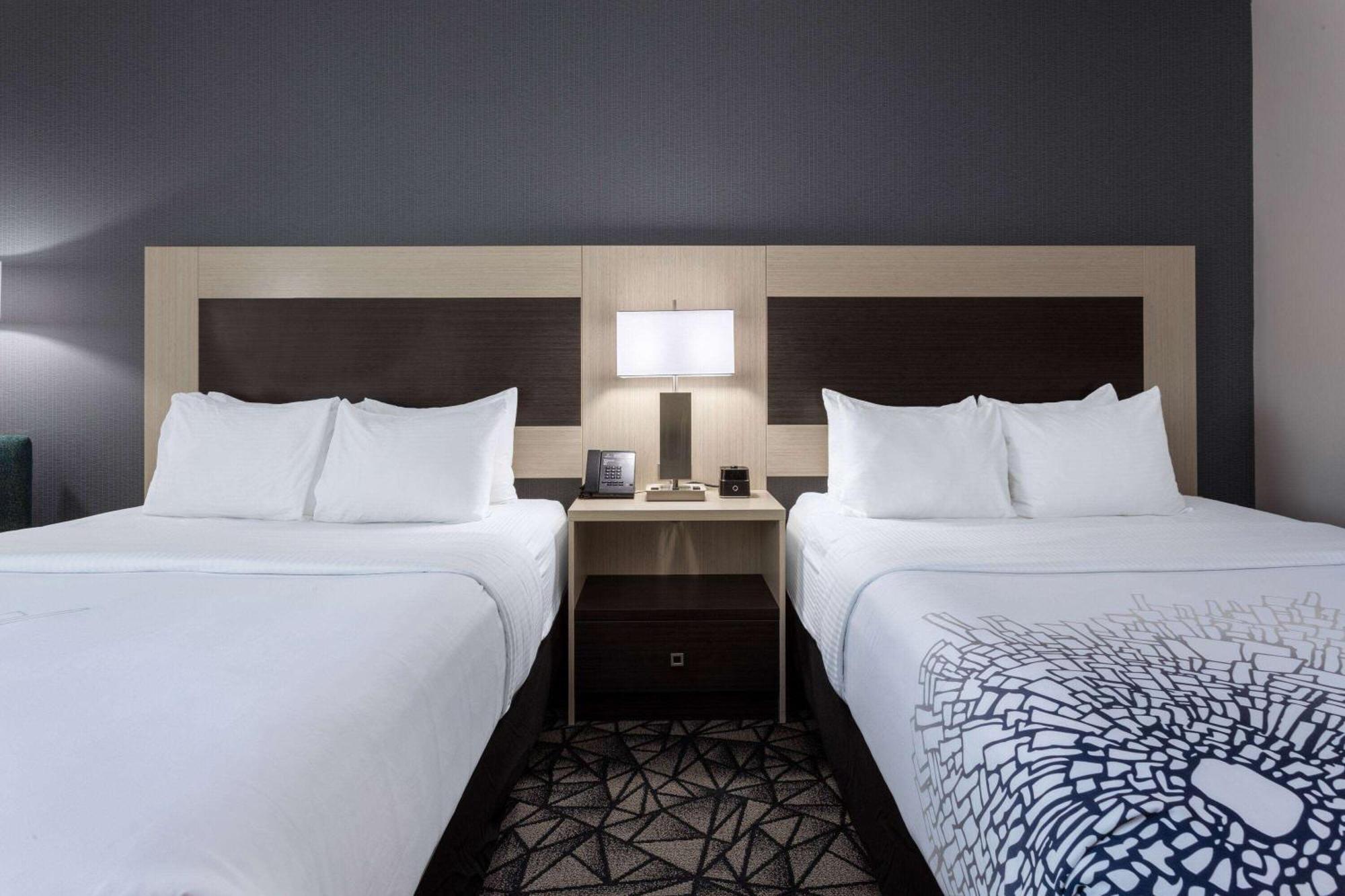 La Quinta Inn & Suites By Wyndham Shorewood Esterno foto