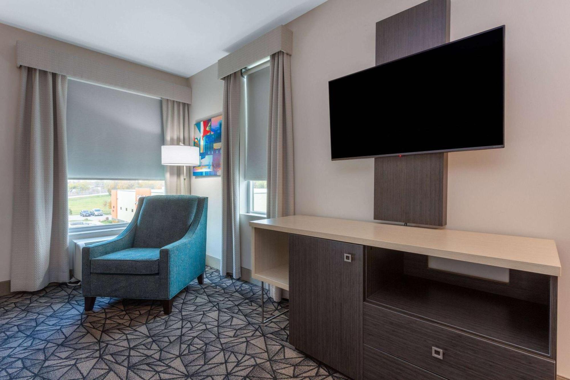 La Quinta Inn & Suites By Wyndham Shorewood Esterno foto