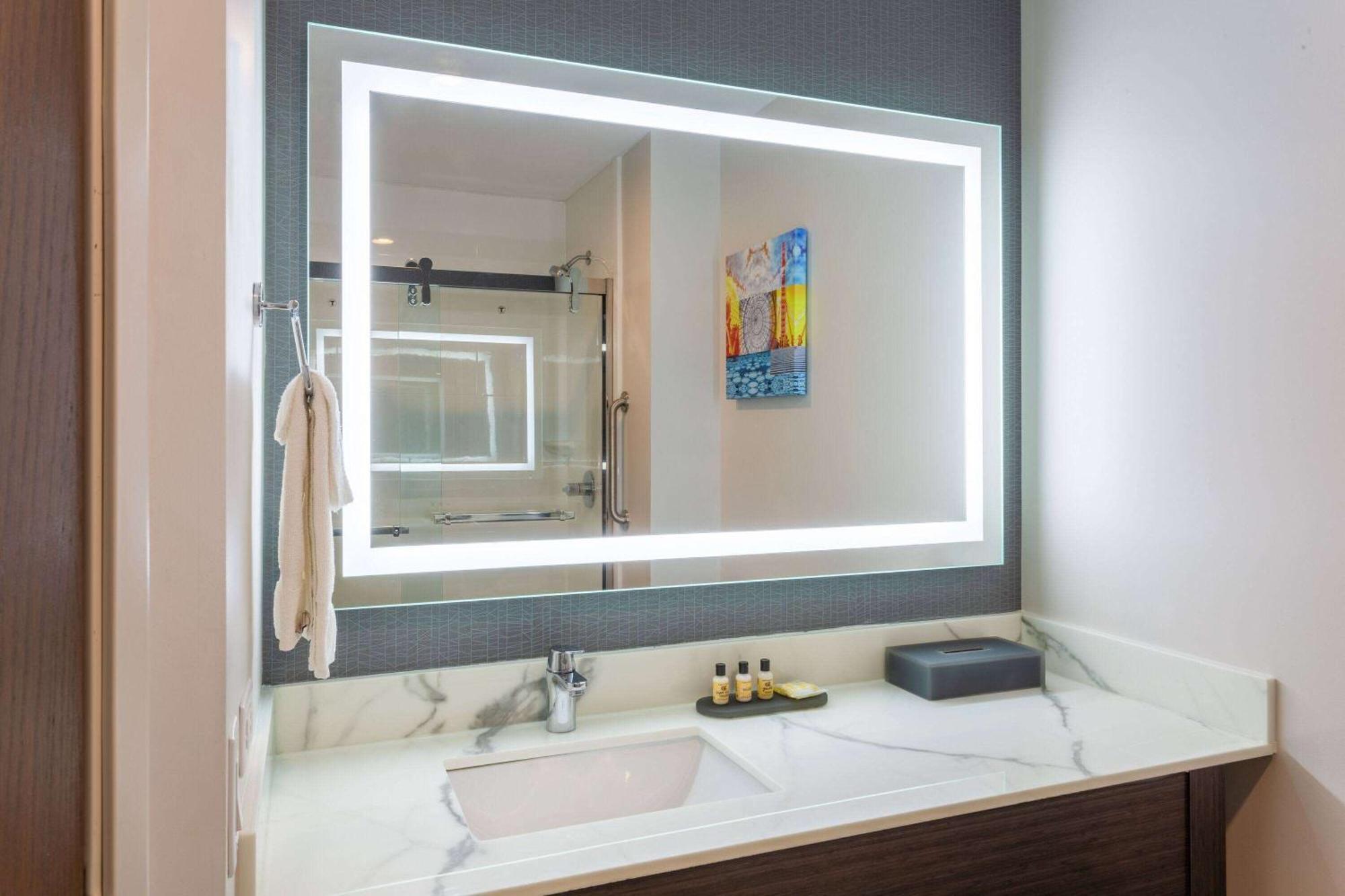 La Quinta Inn & Suites By Wyndham Shorewood Esterno foto