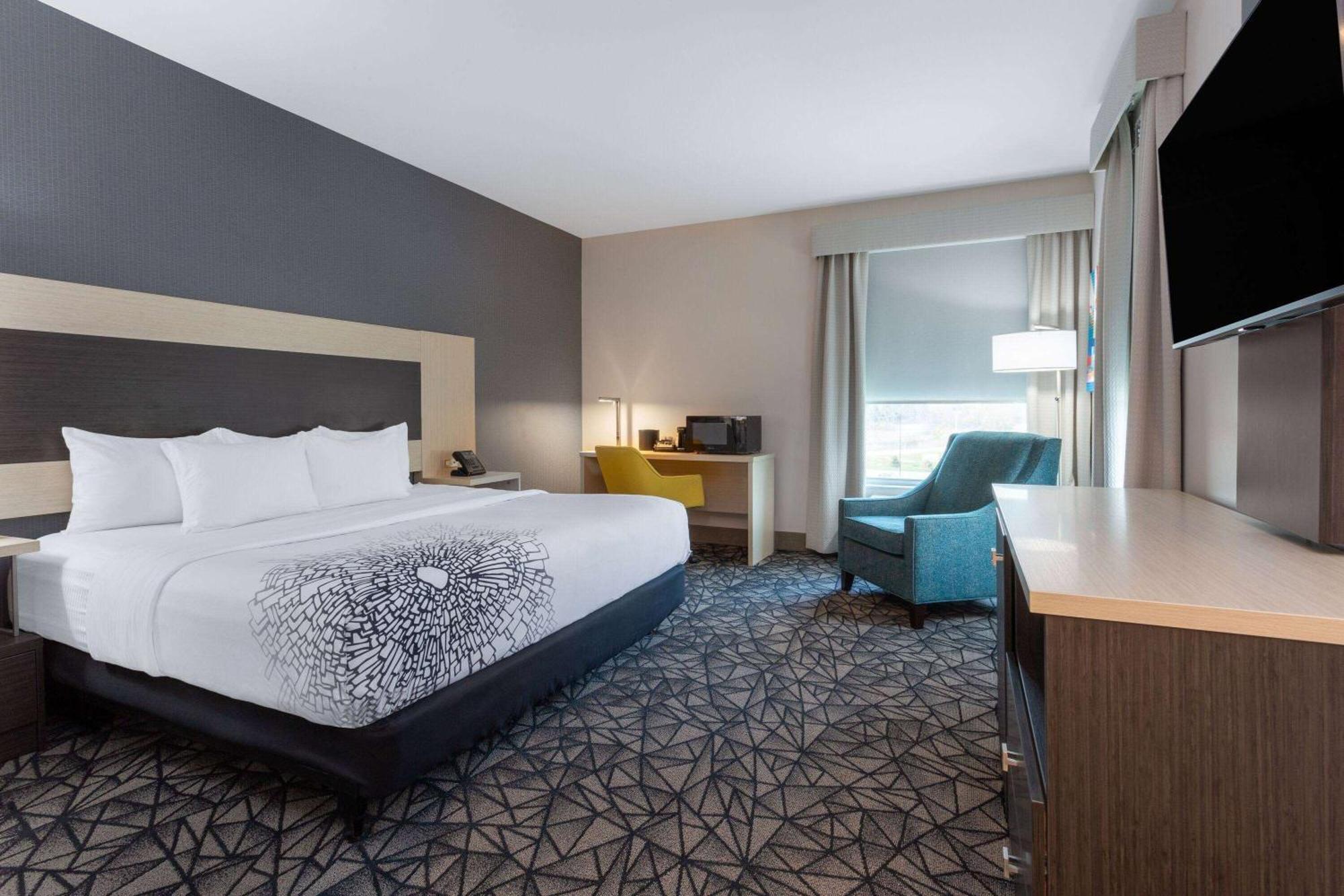 La Quinta Inn & Suites By Wyndham Shorewood Esterno foto